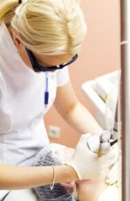 Ein Arzt führt ein Photothermolyseverfahren durch