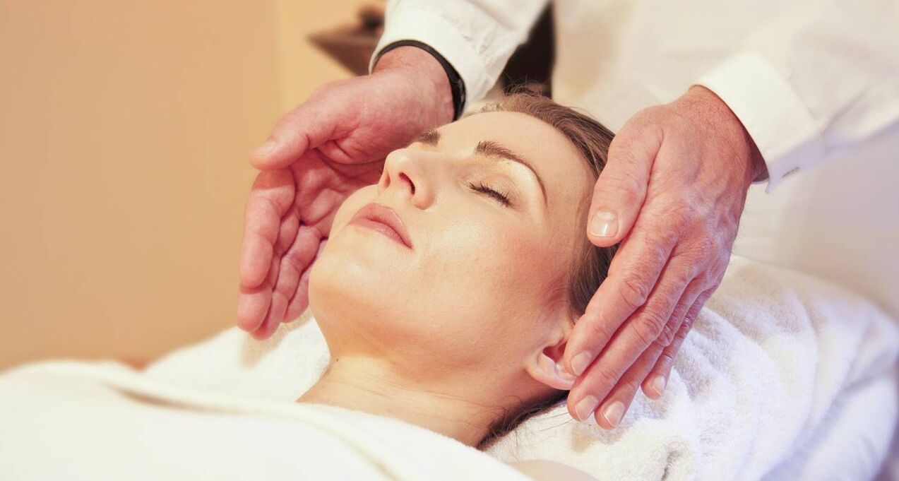 Konturierende Gesichtsmassage zur Verjüngung