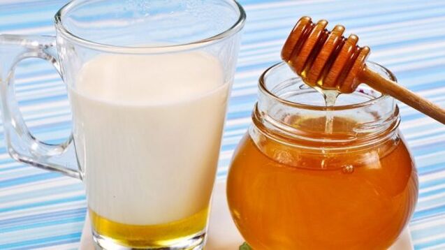 Kefir mit Honig zur verjüngenden Behandlung der Handhaut