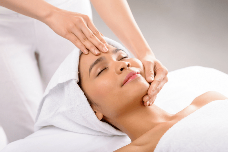 Massage ist eine der Methoden zur Verjüngung der Gesichts- und Körperhaut